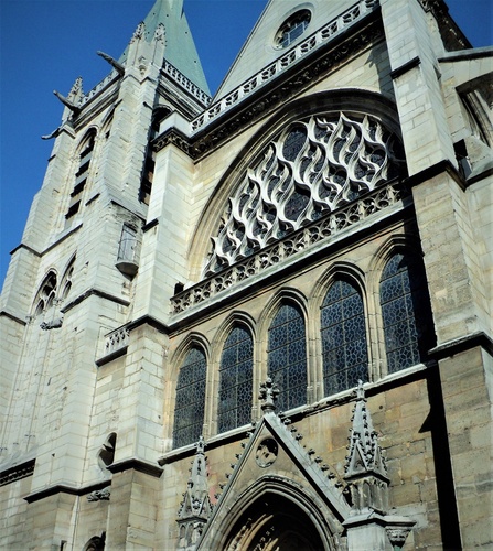 Paryski symbol oraz zabytek klasy zero, katedra Notre Dame doznała poważnych zniszczeń podczas kwietniowego pożaru. Prof. Klaus Fischer ogłosił chęć wsparcia projektu odbudowy katedry. 
